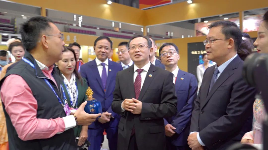 J9国际站登录白酒品牌矩阵亮相糖酒会,深圳市副市长王守睿莅临参观指导